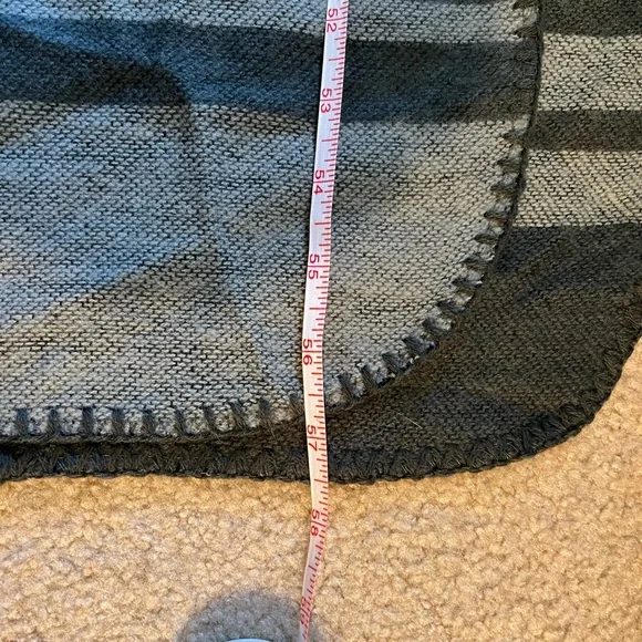 B B Dakota cape/poncho - Picture 5 of 10